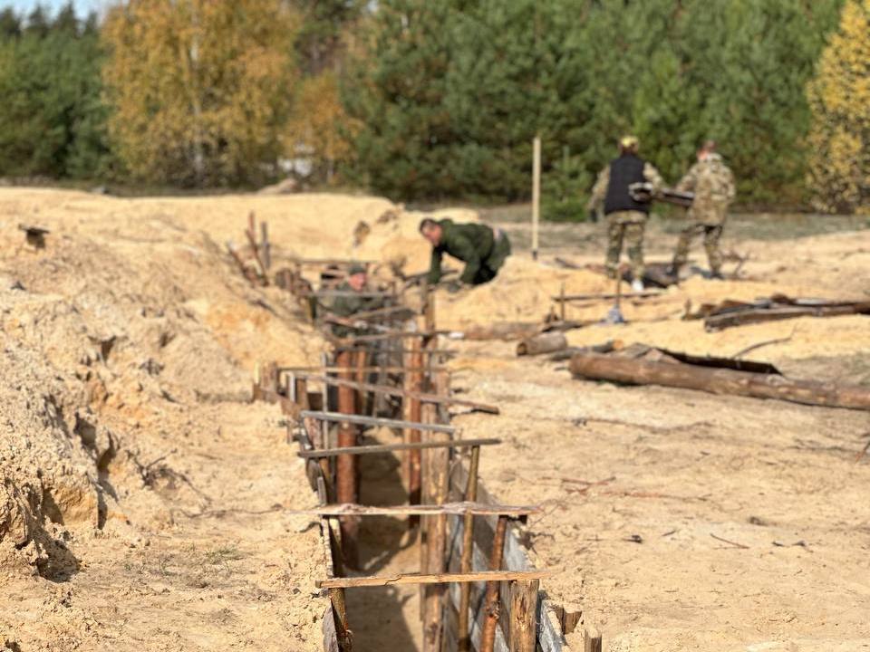 Змушували копати окопи для армії рф: колаборанти з Токмака отримали вирок